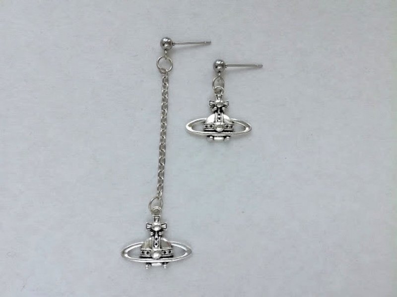 Nana anime asymmetrical earrings Saturn orbit mismatched earring Sailor neptune - 耳環/耳夾/耳骨夾 - 其他金屬 銀色