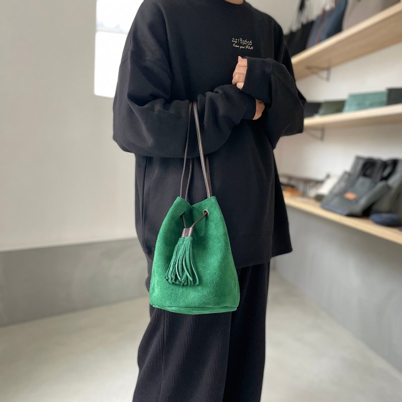 [Resale in 2023] 2WAY drawstring bag with tassel made of cattle floor velor [Green] - กระเป๋าเครื่องสำอาง - หนังแท้ สีเขียว