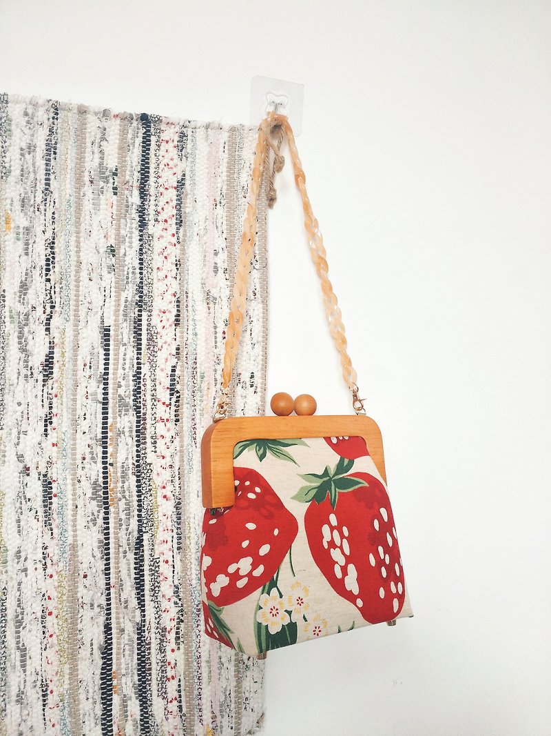 [Sweet Summer] Strawberry print sweet and lovely wooden handle gold bag - Messenger Bags & Sling Bags - Polyester Multicolor