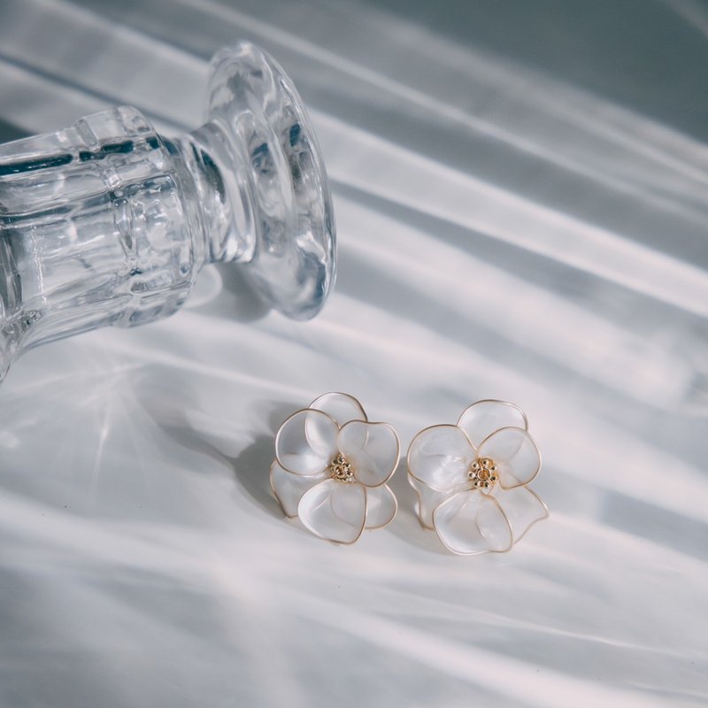 【麗格海棠-通透白】貼耳式耳環 | 水晶花飾品 | 新娘飾品 - 耳環/耳夾/耳骨夾 - 樹脂 白色