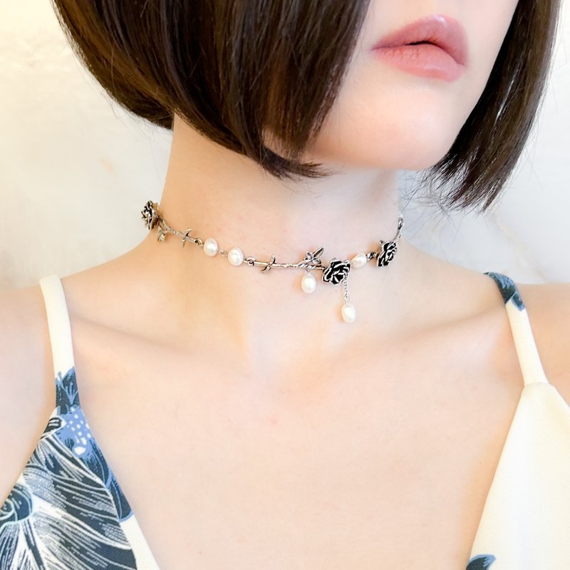 切ない想いの夕暮れに/アンティークシルバーの薔薇とパールのチョーカーネックレス　SV588 - 頸鏈 - 其他金屬 黑色