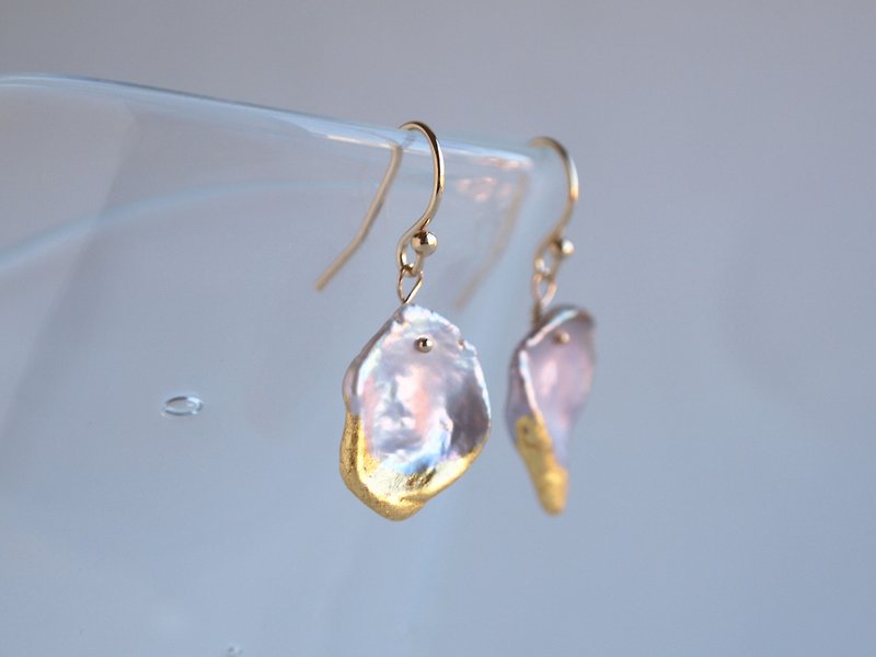 Keshipearl earrings Clip-On -mystic purple- freshwater pearls, gold leaf, 14kgf, swaying earrings - ต่างหู - ไข่มุก สีม่วง