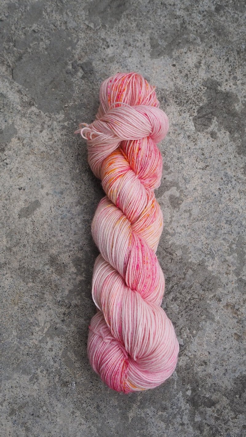 手染線。池畔玫瑰(Sock yarn/美麗諾/襪線) - 編織/刺繡/羊毛氈/縫紉 - 羊毛 多色