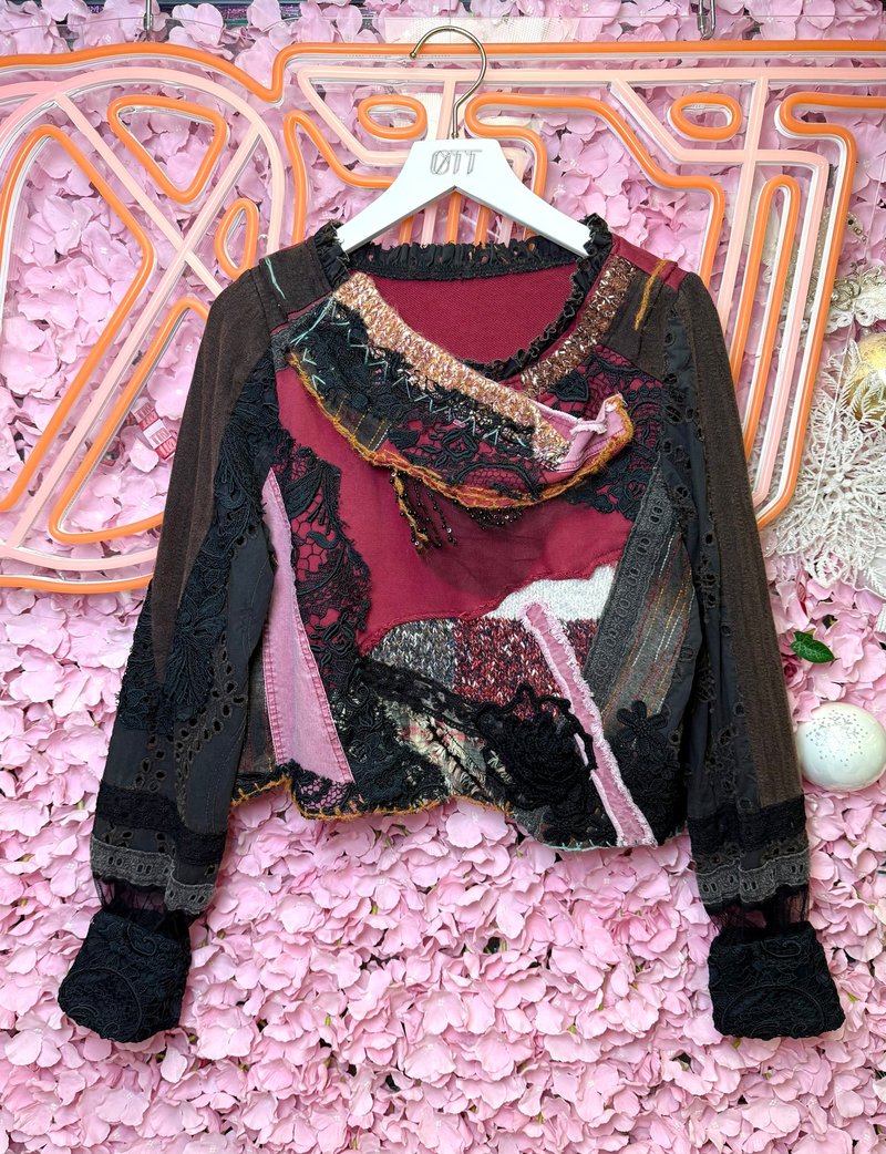 OTT One-of-a-Kind • Unique Japanese Heavy-Duty Hand-Crocheted, Beaded, Embroidered, Washed, and Patchwork Top - เสื้อผู้หญิง - ขนแกะ สีแดง