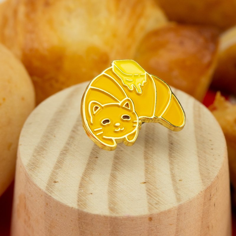 Cat Croissant Enamel Pin - 徽章/別針 - 其他金屬 橘色