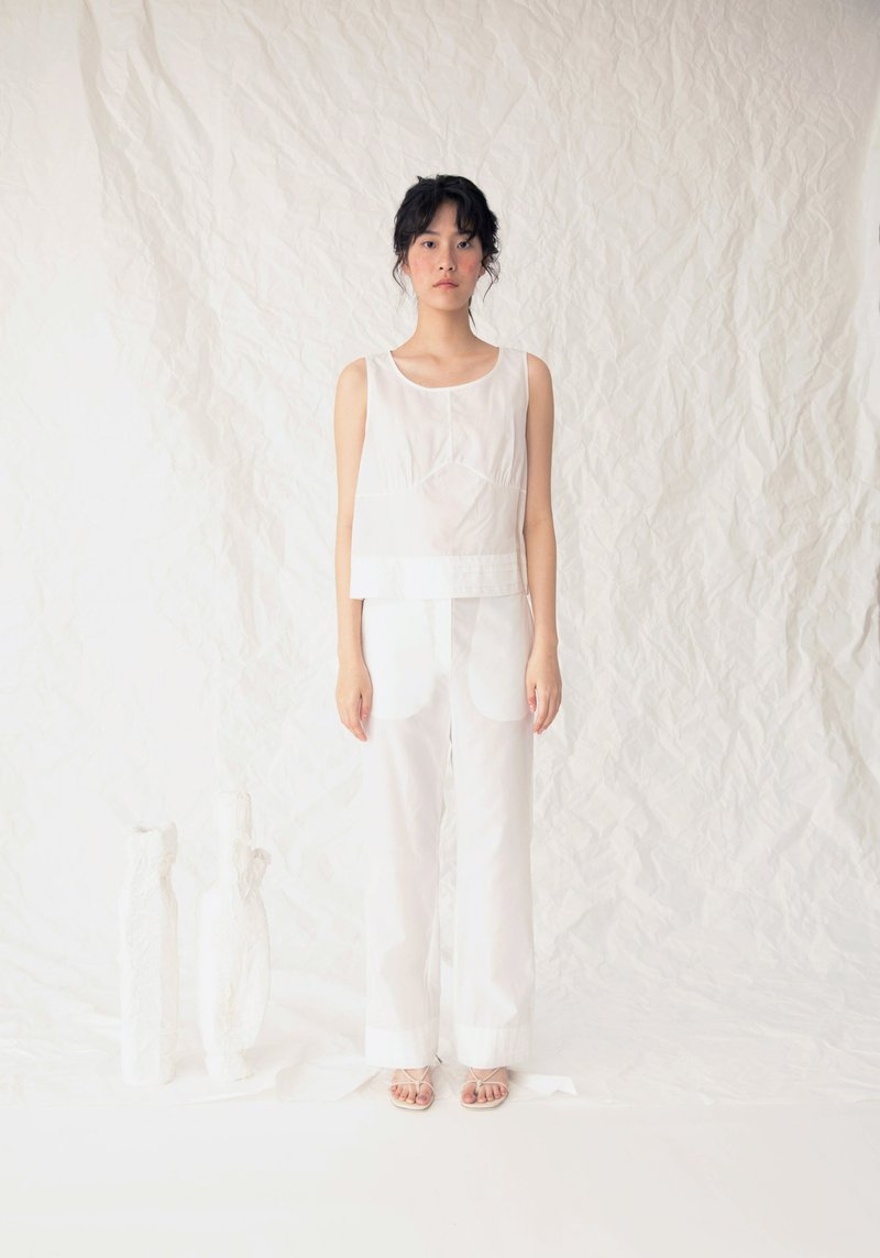 Pleated trousers with leg shape - Women's Pants - Cotton & Hemp White