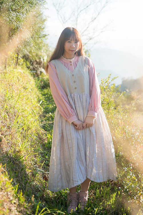 森織海自然生活風格服飾 【森織海】日系森林女孩V領排釦棉麻背心洋裝(最後一件)