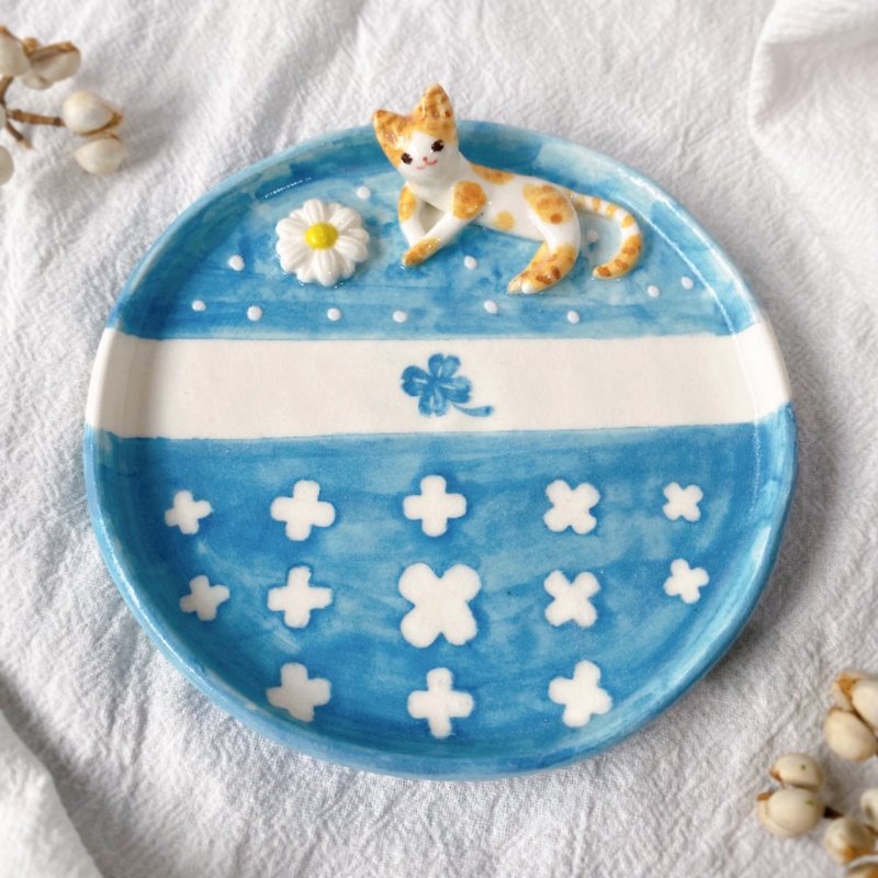 【畢業禮物】雛菊與幸運草貓咪(大盤)|手作陶藝 禮盒包裝 - 盤子/餐盤 - 瓷 藍色
