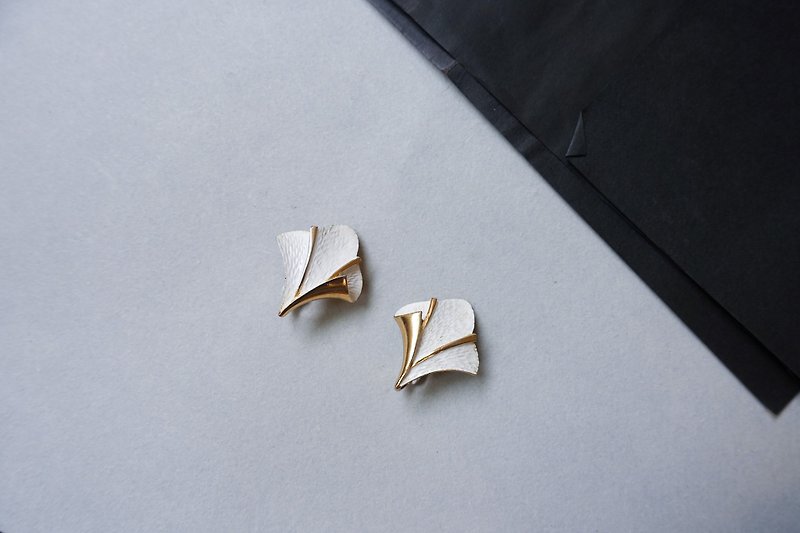 1960s American antique brand Trifari white enamel apricot leaf ear clip earrings - ต่างหู - โลหะ ขาว