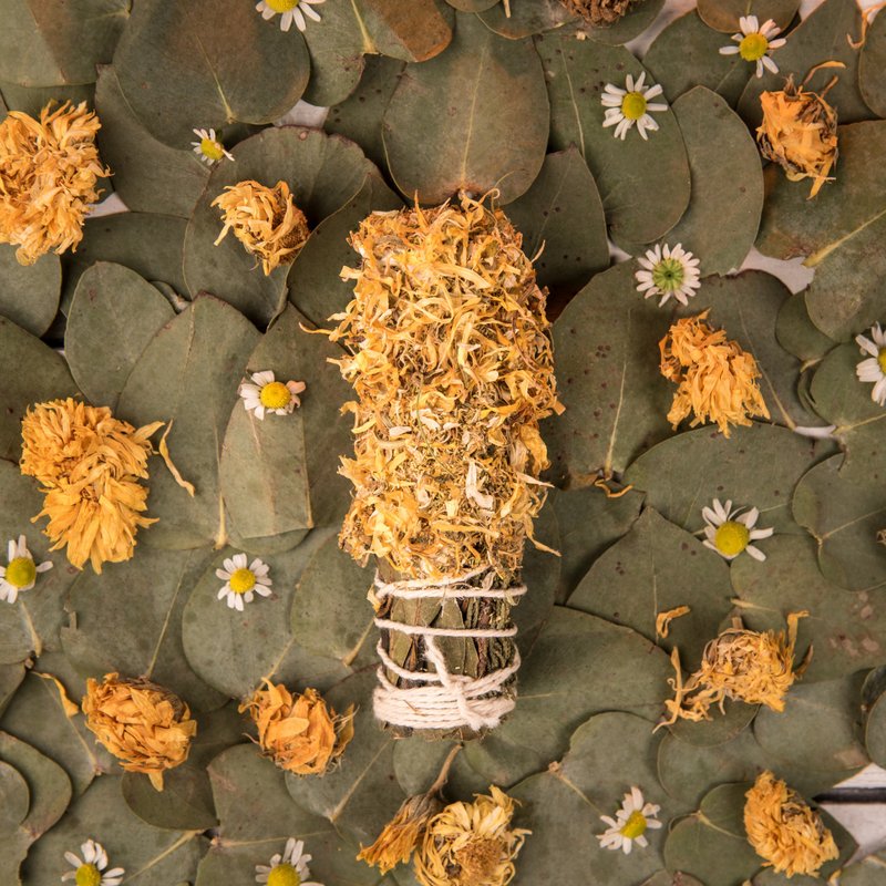 【Sagrada Madre】Mother of Calendula_Calendula, Chamomile--Energy Herb Bundle-(five sticks) - Fragrances - Plants & Flowers Khaki