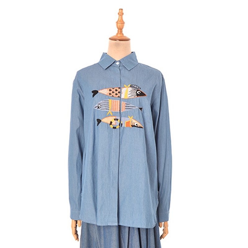 Dad fish embroidery light denim shirt blouse - เสื้อเชิ้ตผู้หญิง - ผ้าฝ้าย/ผ้าลินิน สีน้ำเงิน