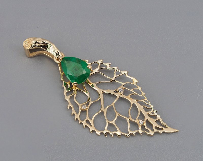 Pendant with natural emerald and diamonds. - 項鍊 - 貴金屬 金色
