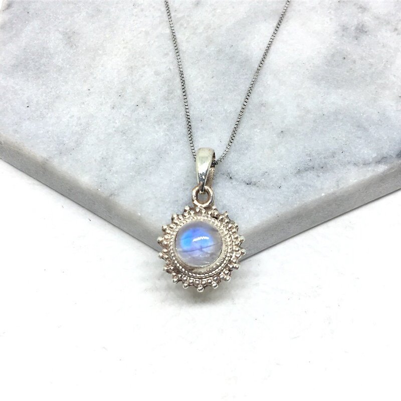 Moonlight stone 925 sterling silver fireworks style necklace Nepal hand mosaic production fan feedback (round moonlight stone) - Necklaces - Gemstone Blue