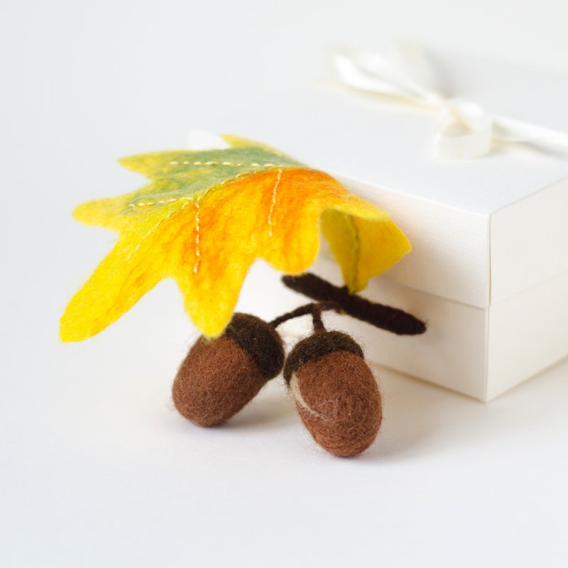 Oak Pin Acorn brooch Fall leaves jewelry Oak leaf Autumn jewelry Gift for Woman - Brooches - Wool Yellow