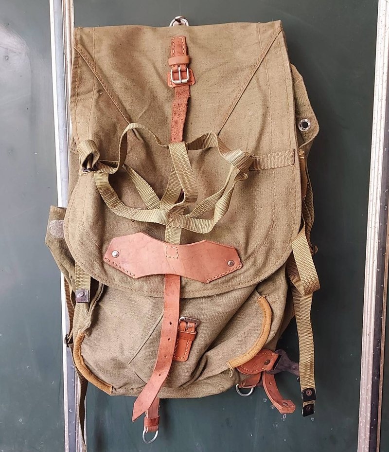 厚版牛皮革 羅馬尼亞公發 厚磅帆布 牛皮革 古董軍用後背包 G款 - 後背包/背包/書包 - 真皮 綠色