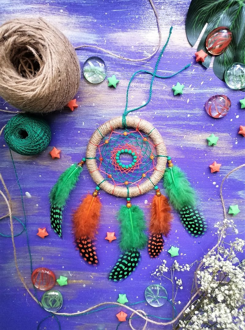 自由奔放に生きるネイティブドリームキャッチャー、ホロホロチョウの羽で手作りの壁掛け装飾