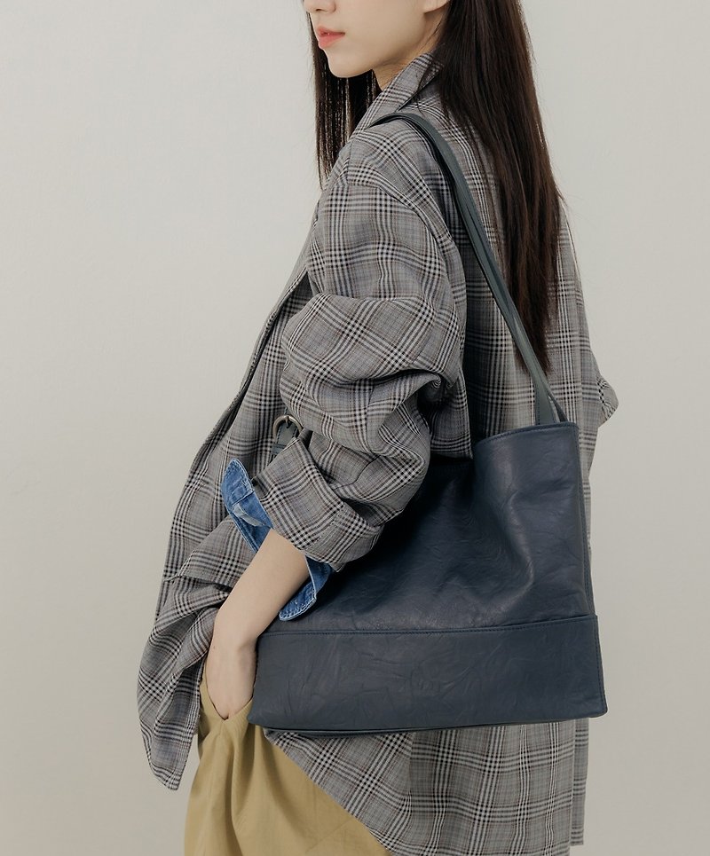 supportingrole genuine leather minimalist square 2-layer urban handheld tote bag blue - กระเป๋าแมสเซนเจอร์ - หนังแท้ สีน้ำเงิน