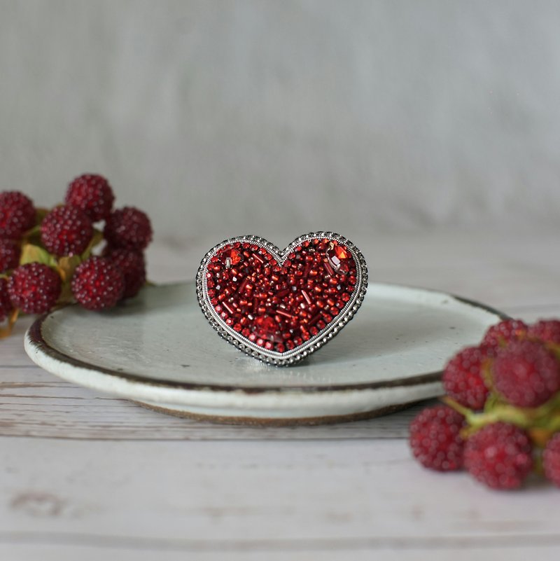 Heart  brooch red edition - 胸針/心口針 - 繡線 紅色
