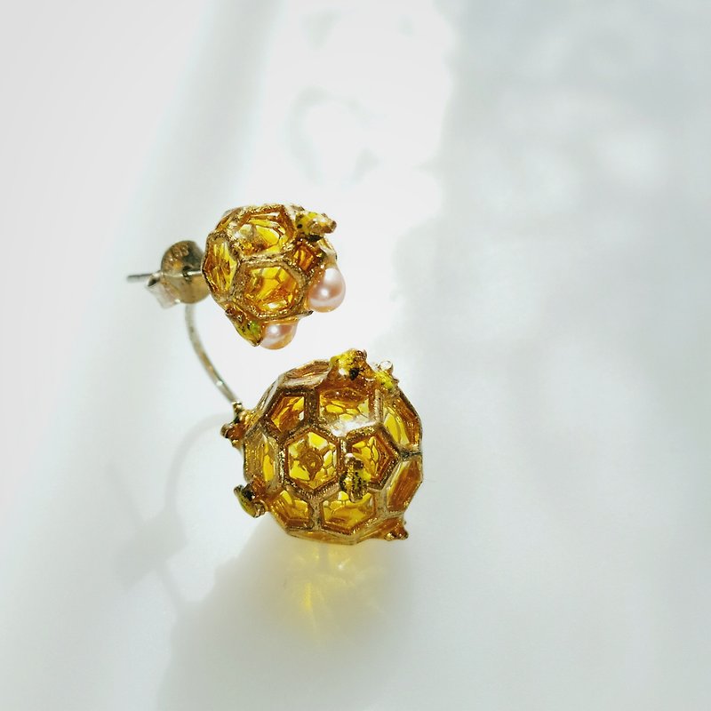 Sweet bee pearl earrings detachable two-wear handmade jewelry pre-order - Earrings & Clip-ons - Enamel Orange