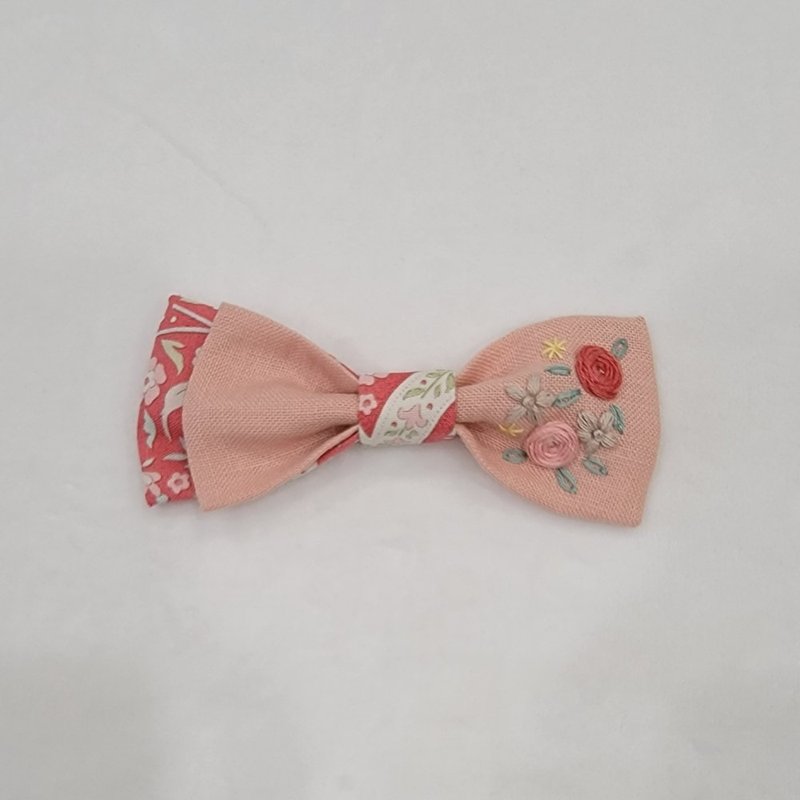 Hand embroidered bow hair clip - เครื่องประดับผม - ผ้าฝ้าย/ผ้าลินิน สึชมพู