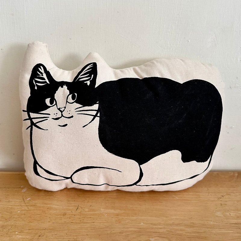 Silkscreen print cat cushion tuxedo cat - หมอน - ผ้าฝ้าย/ผ้าลินิน สีดำ