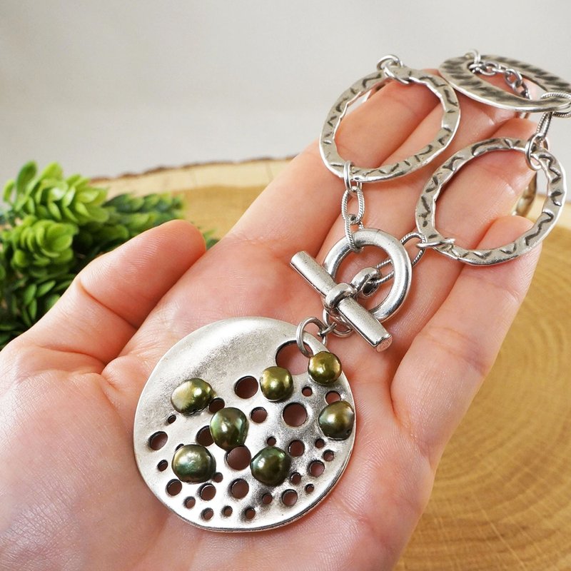 Round Silver Cosmic Necklace Olive Green Keshi Pearl Toggle Necklace Jewelry - 項鍊 - 珍珠 綠色