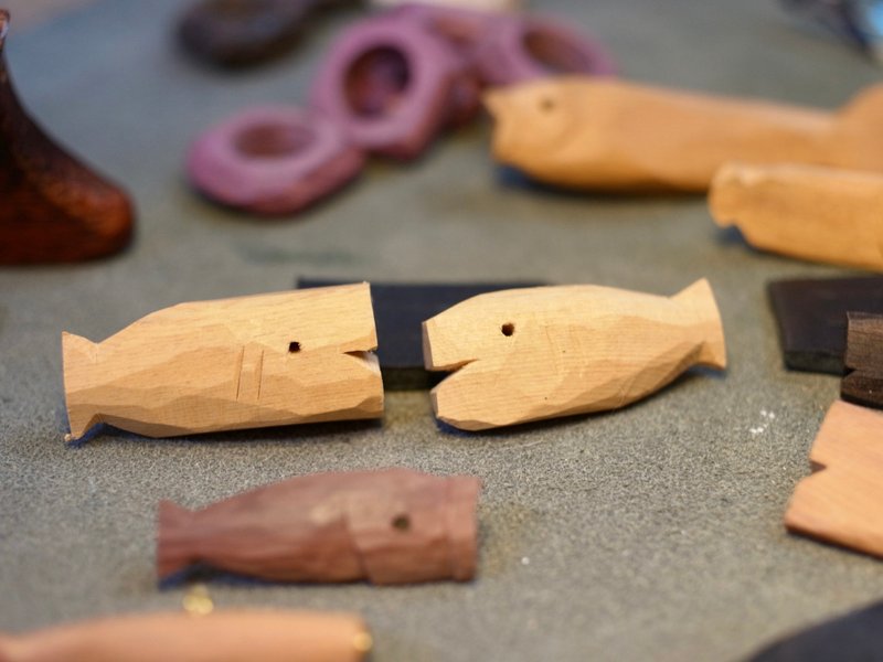 Repeatedly practicing jokes that are not happy, Mancai brothers, a pair of Taiwan cypress wood carving shark pins - Badges & Pins - Wood Khaki