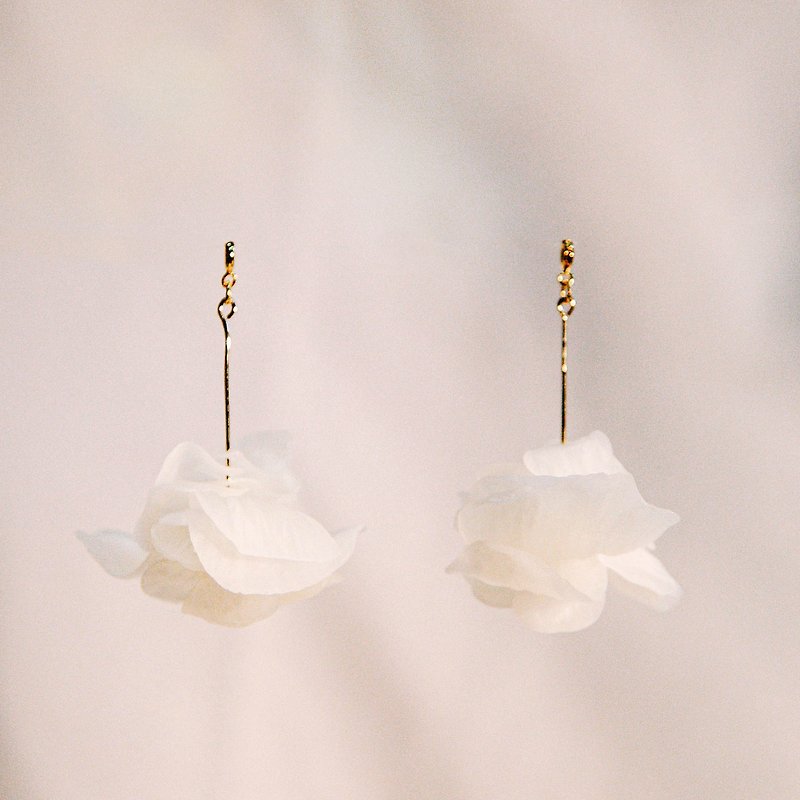 Tides Petals Spray Pendant - Charms - Other Materials White