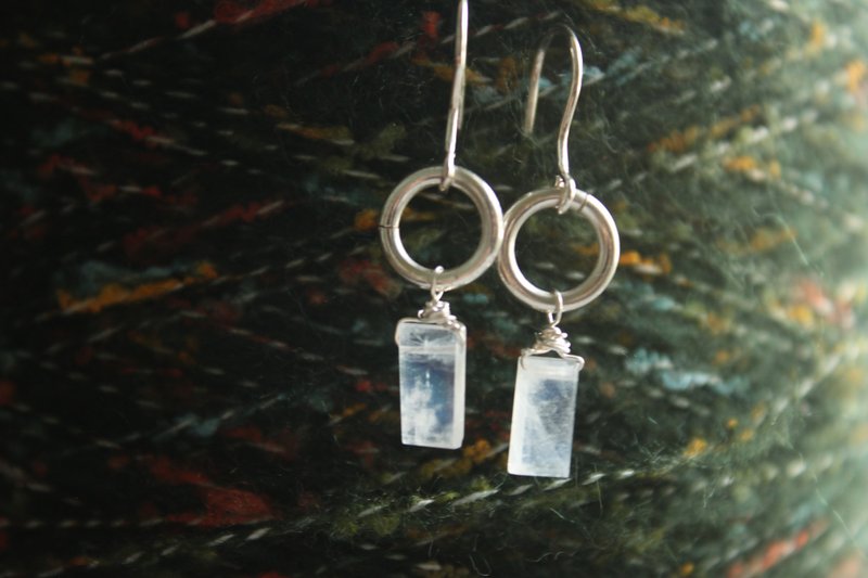 [Dark Light] Sterling Silver Earrings Blue Moonstone Ear Hook Designer Handmade Goods - ต่างหู - เงินแท้ สีน้ำเงิน