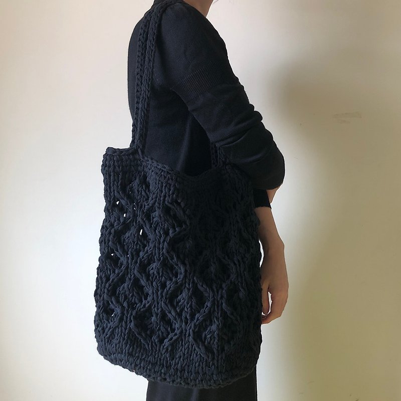 Black enamel low-key textured hand-woven summer shoulder bag - Messenger Bags & Sling Bags - Cotton & Hemp Black