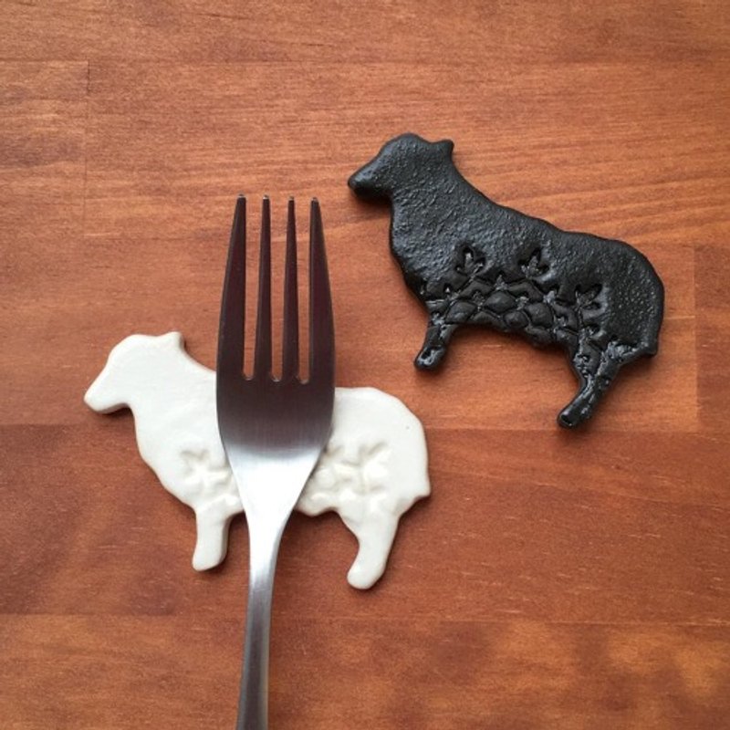 White sheep and black sheep cutlery rest set of 2 - ตะเกียบ - ดินเผา 