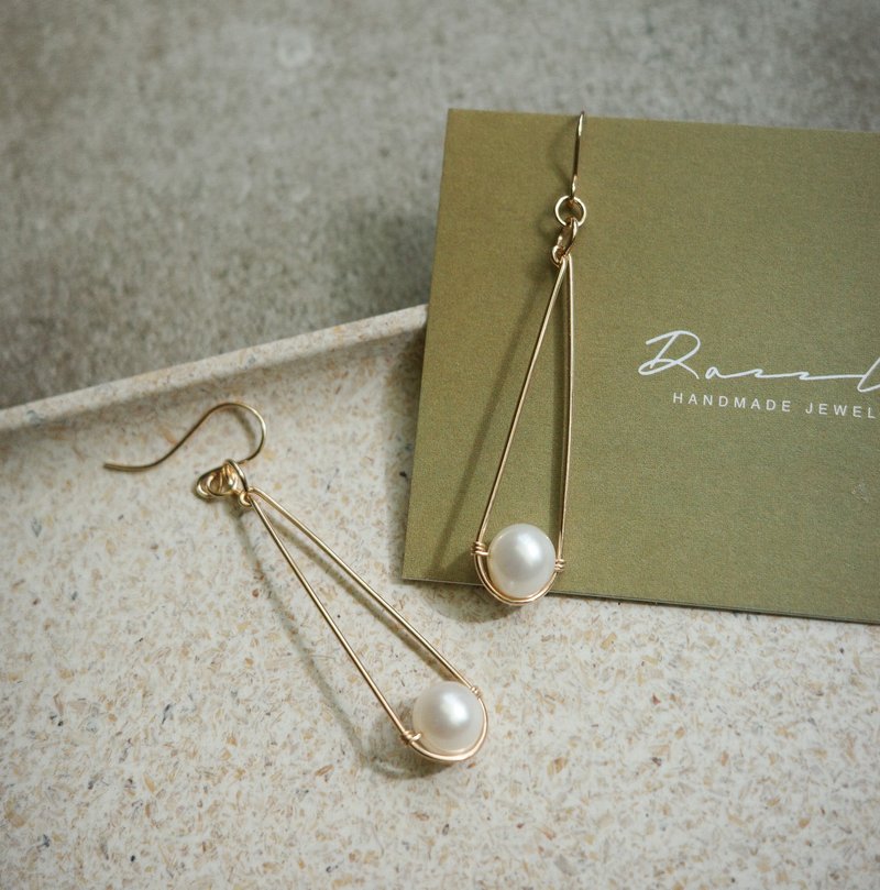 Heartstring slender drop shape pearl earrings 14K Gold-Filled - ต่างหู - ไข่มุก ขาว