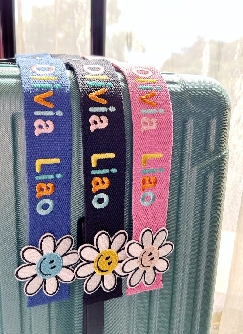 Personalized full-color name embroidered luggage streamer - smiling flower style - ป้ายสัมภาระ - งานปัก 