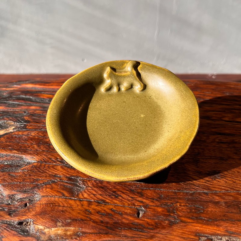 Cat walking slowly/ceramic plate/tea powder glaze - Plates & Trays - Pottery Green