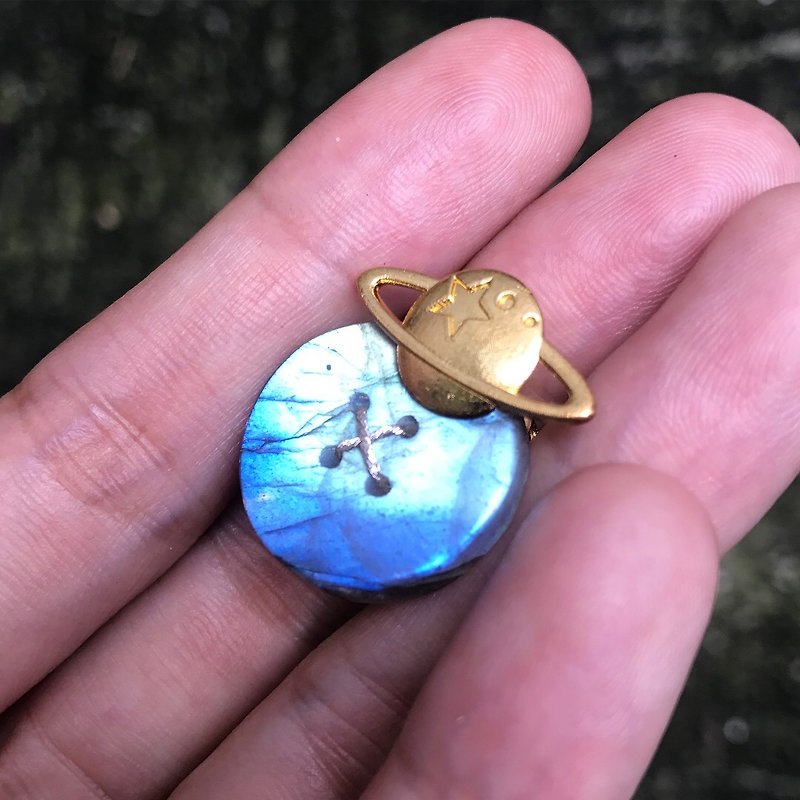【Lost And Find】Natural labradorite hand carved button brooch pin - ต่างหู - เครื่องเพชรพลอย สีน้ำเงิน