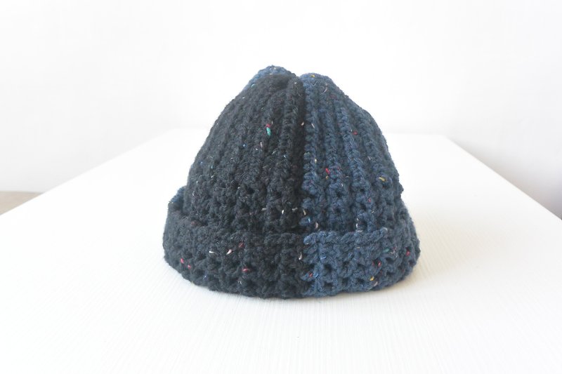 反り返った手作りの毛糸の帽子 - ブルーブラック - 帽子 - ウール ブラック