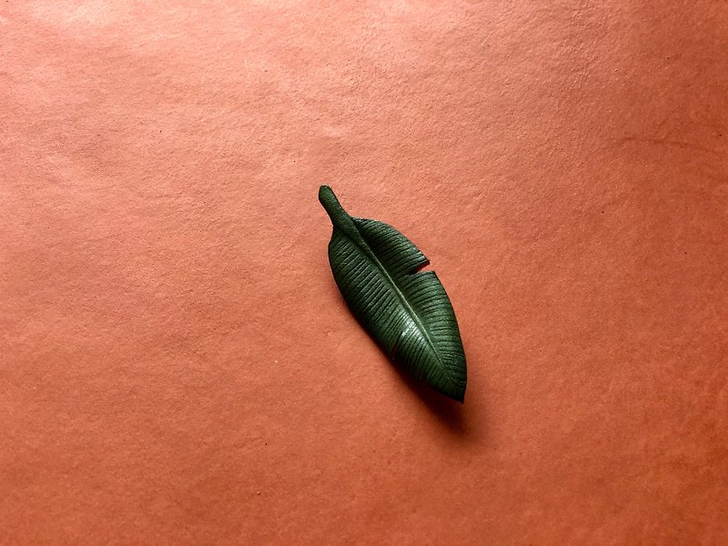 Yeebee- a leaf into a banana pin - เข็มกลัด/พิน - หนังแท้ 