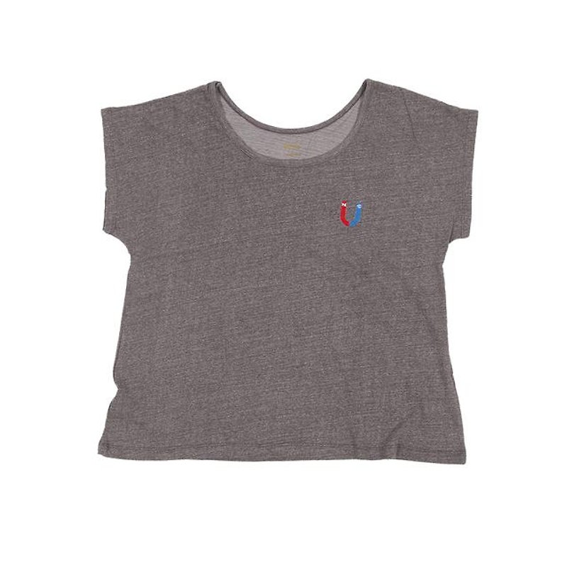 Linen's smoothness fabric used. U-shaped magnet 2 cute embroidered T-shirt Women's free size Tcollector - เสื้อยืดผู้หญิง - ผ้าฝ้าย/ผ้าลินิน สีดำ