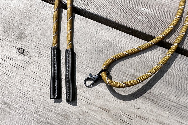 Simple style mustard 8mm adjustable mobile phone lanyard hanging neck crossbody with hand-stitched leather tail design - อื่นๆ - เส้นใยสังเคราะห์ สีเหลือง