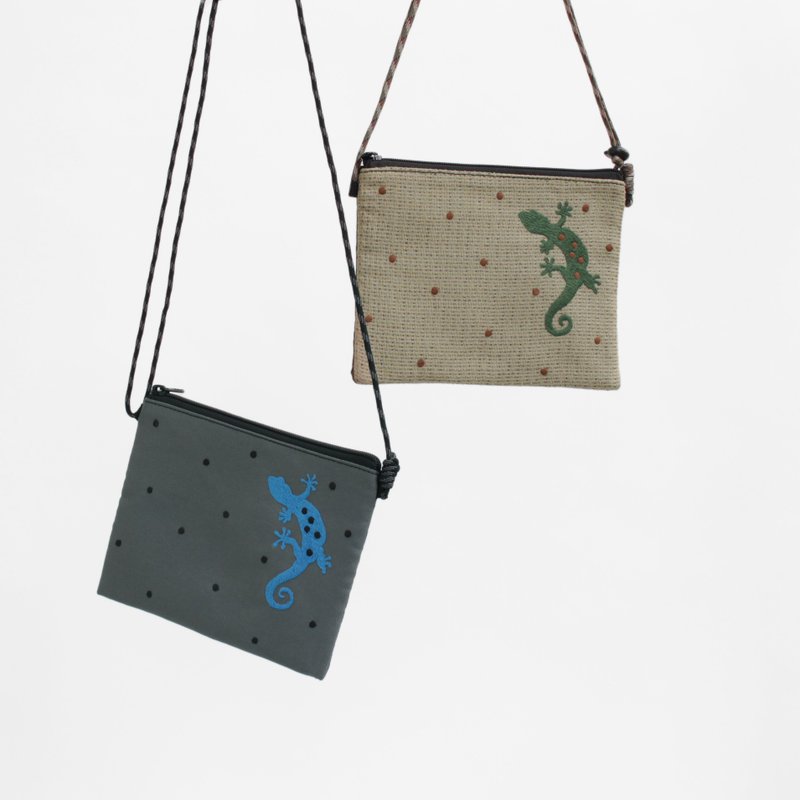 くるくるヤモリ刺繍・サコッシュ - 化妝包/收納袋 - 其他人造纖維 灰色