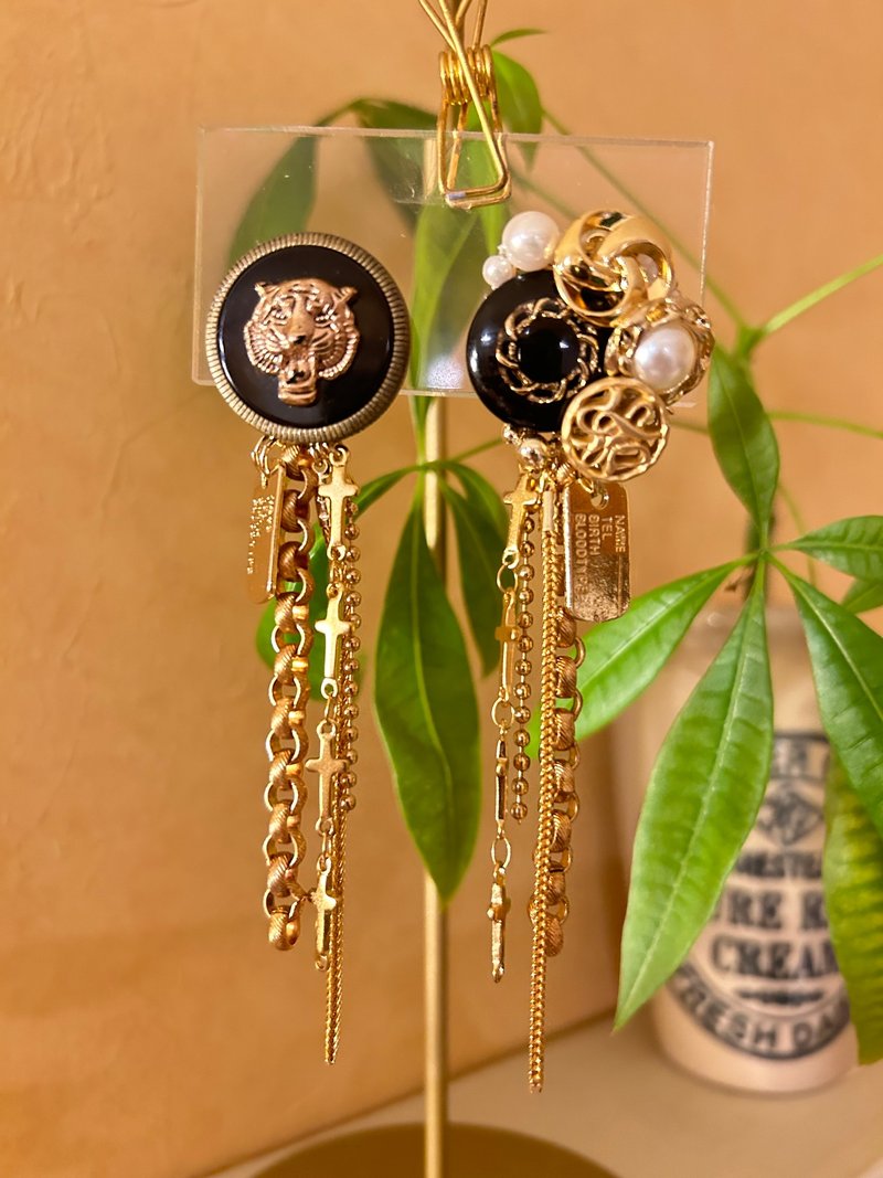 Tiger Cabochon and Vintage Button Asymmetrical Earrings - ต่างหู - โลหะ สีดำ