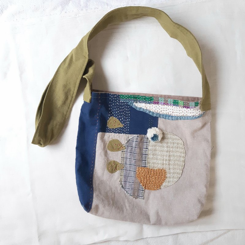 DUNIA handmade / 葉綠系 刺繡拼布斜揹袋 - 落葉 - 側背包/斜背包 - 棉．麻 多色