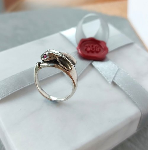 Martina Olga 奧嘉精品工作室 925純銀飾 晶鑽立體設計小兔子趴手指戒指 可換鑽色 戒圍訂製