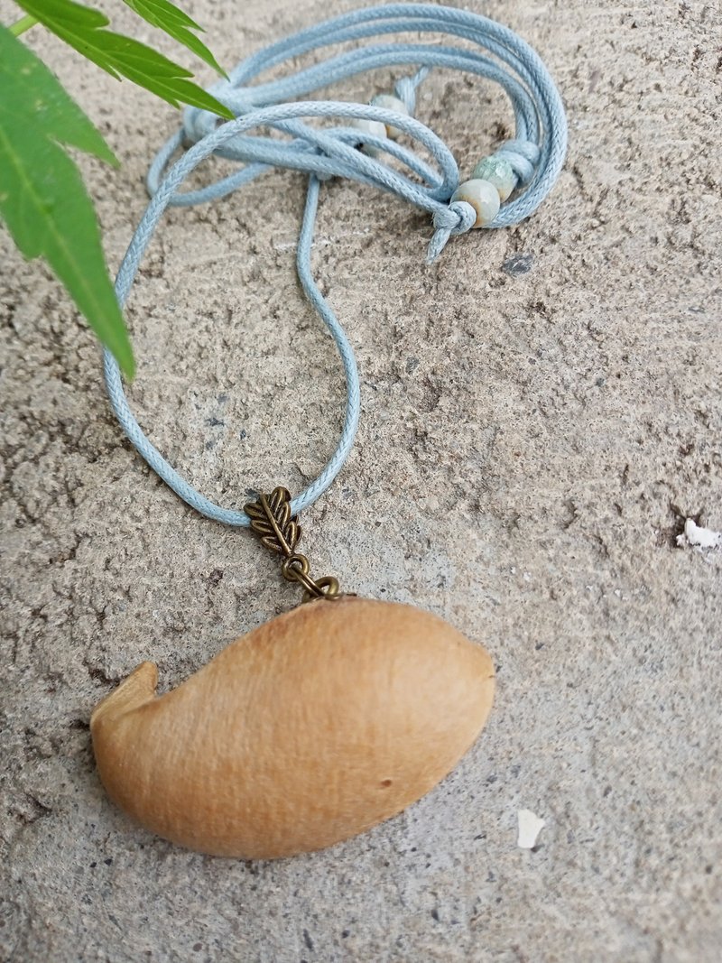 Blue Sky and White Clouds Little Whale--Natural Seed Shell Grinding Shape - สร้อยคอ - พืช/ดอกไม้ สีกากี