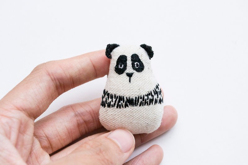熊貓胸針 Panda mini brooch pin - Tumblelina - 胸針/心口針 - 棉．麻 