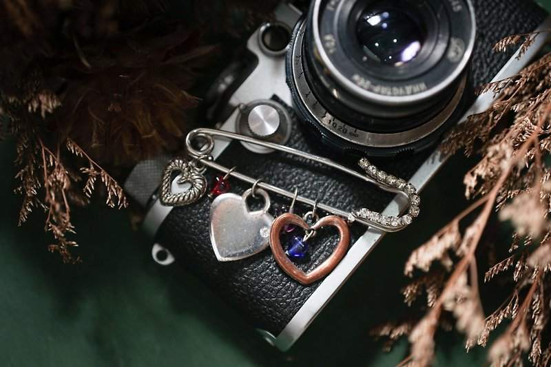 [Antique Jewelry / Western Old Items] (Defective Specials) VINTAGE Rhinestone Pendant Love Vintage Pin - เข็มกลัด - โลหะ สีเงิน