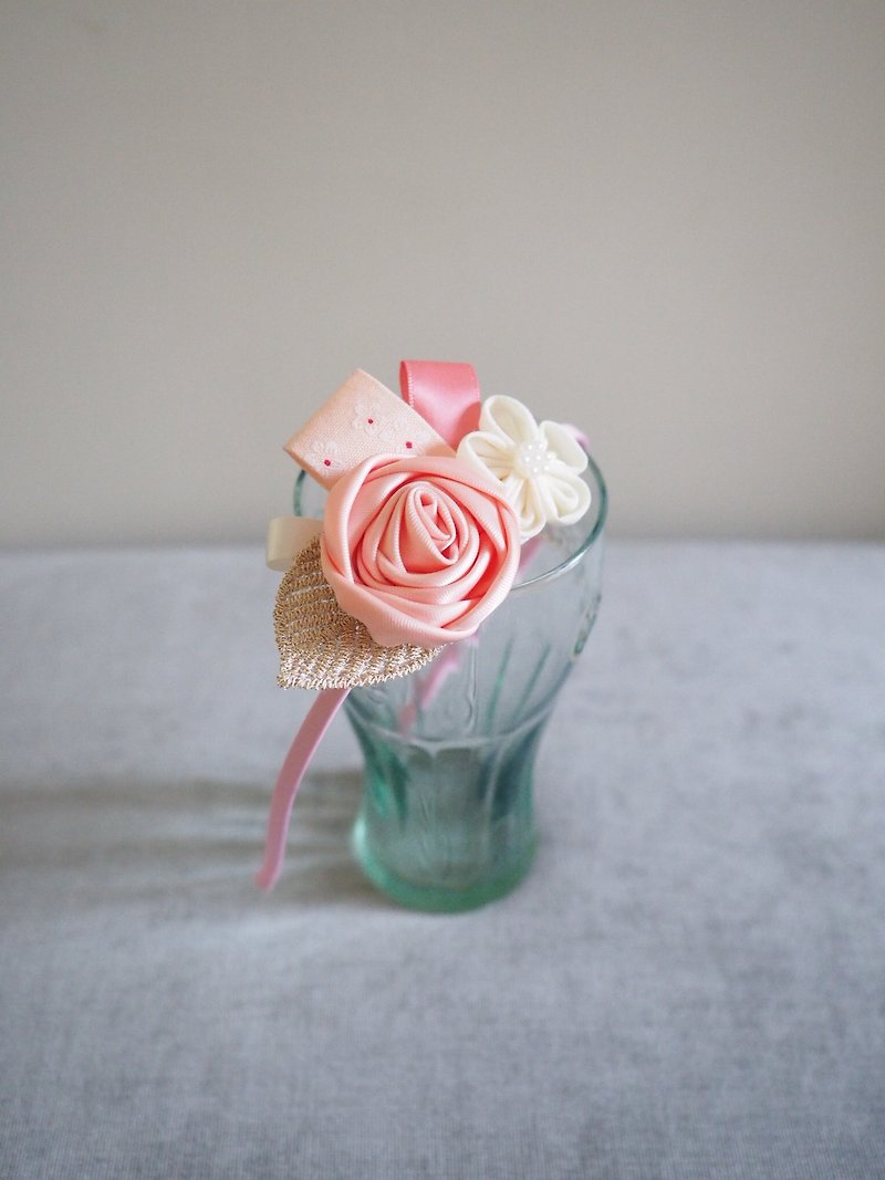 白い花のヘッドバンドと女の赤ちゃん手作りピンクのバラ