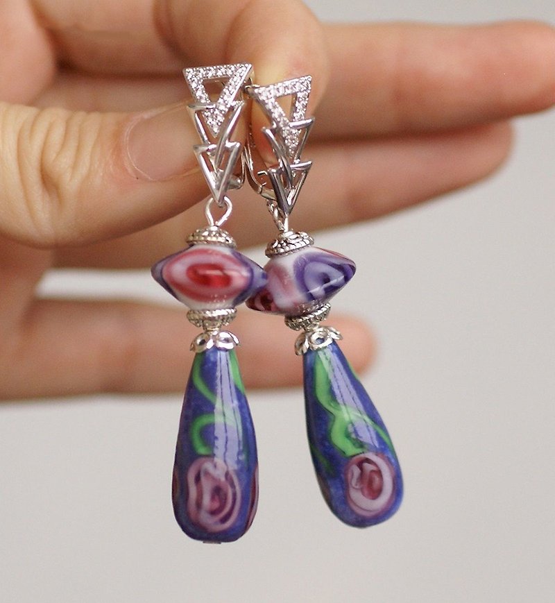紫色のランプワークドロップピアス、職人のガラスのイヤリング、ぶら下がっている手作りのイヤリング - ピアス・イヤリング - ガラス パープル
