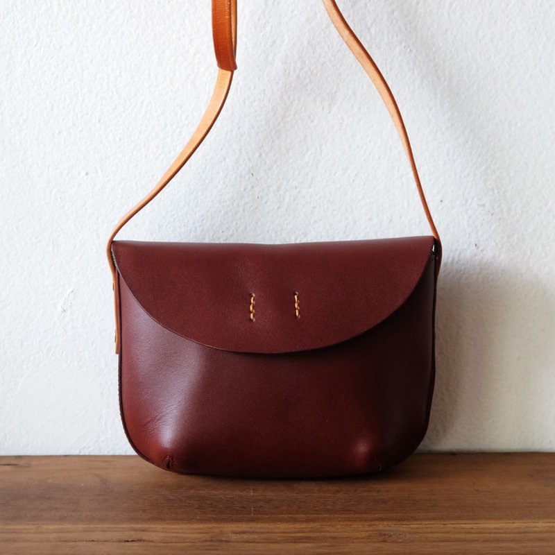 Small Retro Curve Leather Shoulder Bag / Red Wine Handmade Leather Handbag - 側背包/斜背包 - 真皮 咖啡色