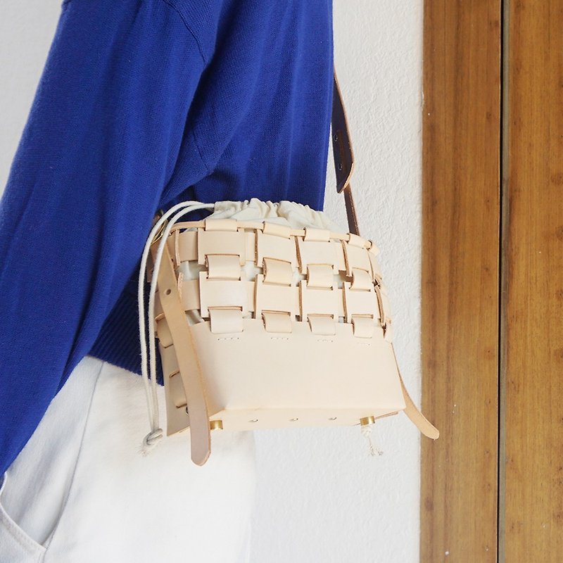 หนังแท้ กระเป๋าแมสเซนเจอร์ สีกากี - The new AMEET spring Tano weaving series vegetable tanned cowhide messenger bag A piece bag woven bag 3 colors